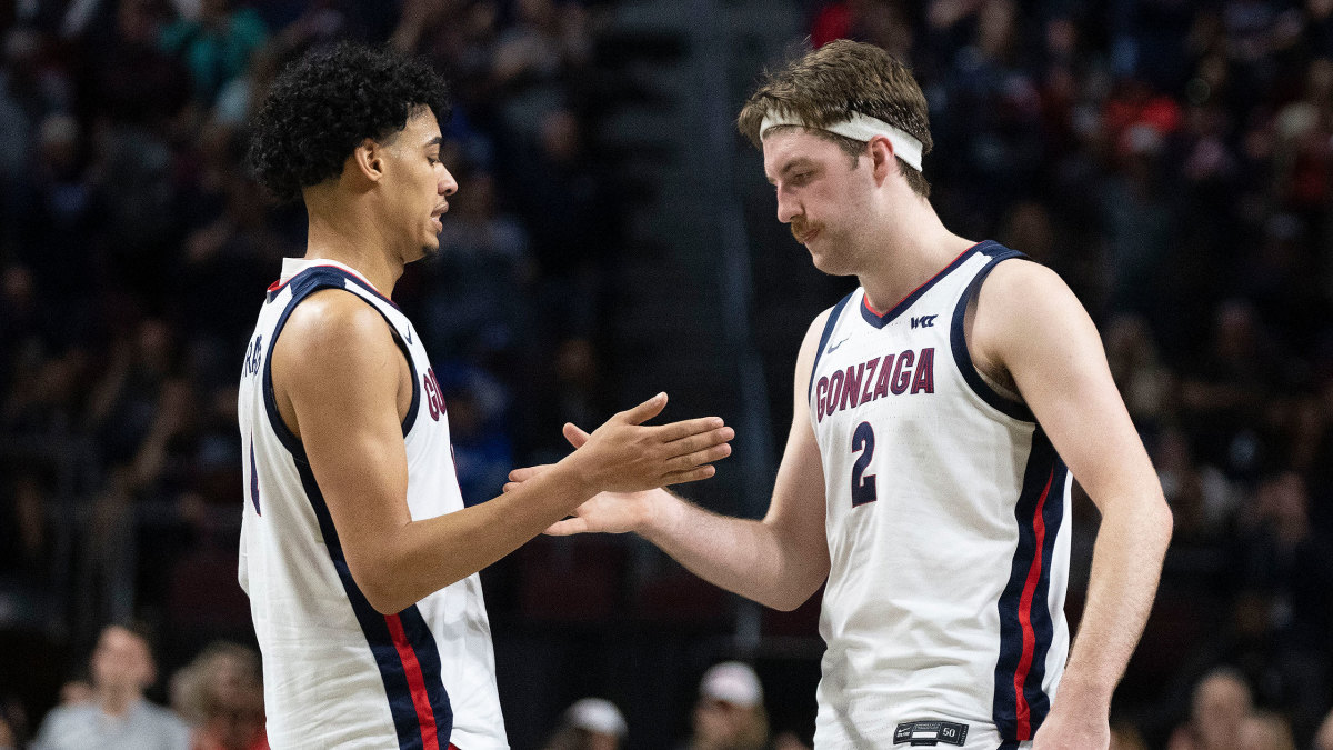 Julian Strawther and Drew Timme slap hands
